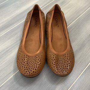 NEW ! VIONIC women size 7.5 flats